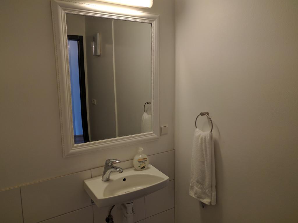 Town Square Guesthouse Акурейри Экстерьер фото